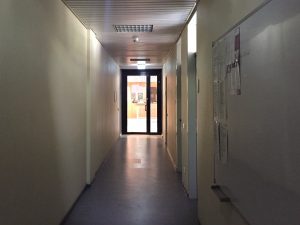 Flur in einem Verwaltungstrakt einer Geflüchtetenunterkunft